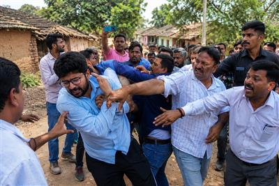 राजस्थान सरकार के ​शिक्षा मंत्री बताएंगे कि ग्रामीणों ने बचा क्या लिया - टीन की छत के नीचे चल रहे एक तबेले वाले स्कूल को, क्या ऐसे स्कूलों से ही हम वि​कसित बनेंगे